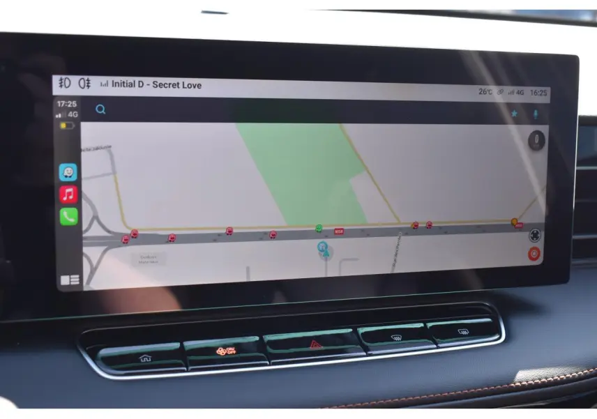 Écran tactile intérieur du MG Motor EHS 1.5 Hybrid+ 224 ch Luxury montrant la navigation GPS en mode paysage.