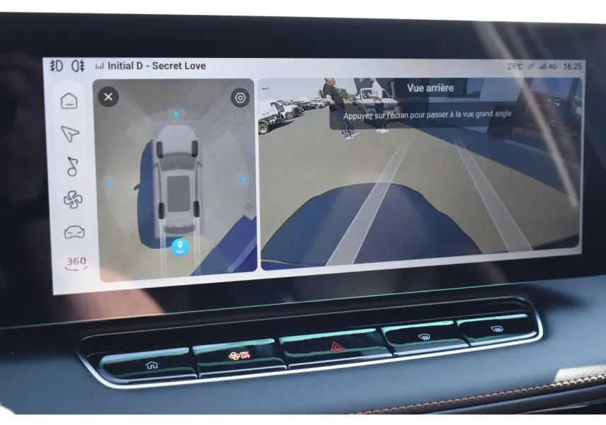 Écran tactile intérieur montrant la caméra 360° et la vue arrière du MG Motor EHS noir, version Luxury 2026.