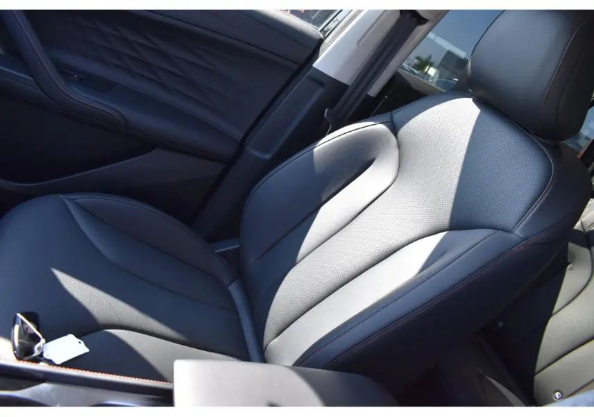 Gros plan sur le siège avant droit en cuir noir avec surpiqûres marron du MG MOTOR EHS 1.5 Hybrid+ Luxury 2026.