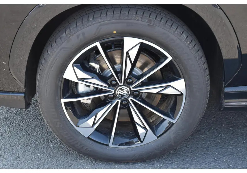 Gros plan sur la jante alliage 19 pouces bicolore noir et argent du MG MOTOR EHS 1.5 Hybrid+ 224 ch Luxury noir.