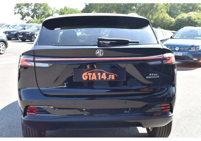 Vue arrière d’un MG Motor EHS noir 2026 avec feux LED et logo MG centré sur le hayon.