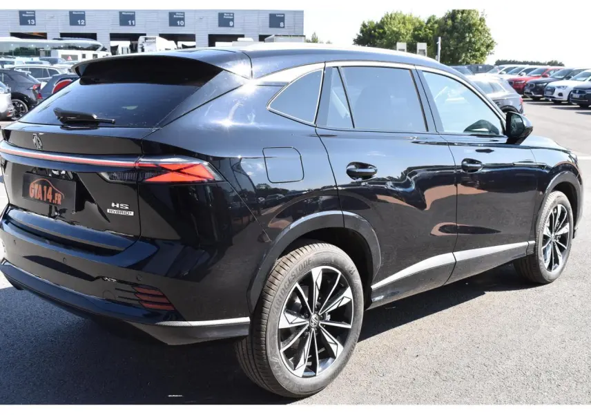 Vue 3/4 arrière droite du MG Motor EHS noir 2026 avec jantes alliage 19 pouces et feux arrière LED distinctifs.