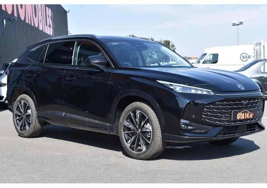 MG Motor EHS 1.5 Hybrid+ 224 ch Luxury noir, vue 3/4 avant droit avec jantes alliage 19 pouces et vitres surteintées.