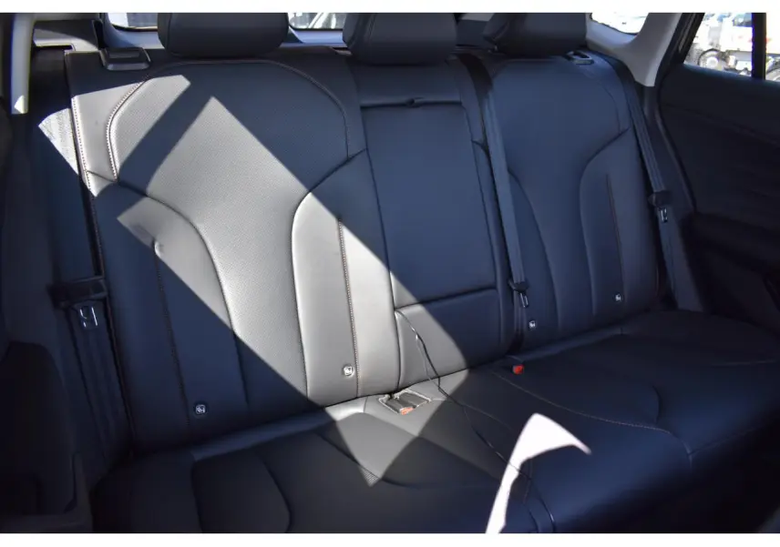 Vue intérieure sur les sièges arrière en cuir noir du MG MOTOR EHS 1.5 Hybrid+ 224 ch Luxury 2026.