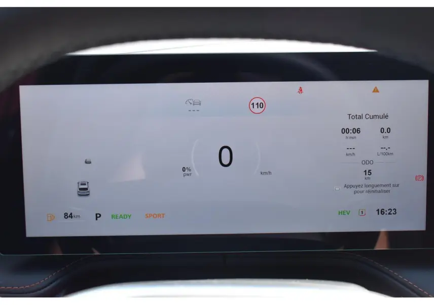 Écran numérique du tableau de bord du MG MOTOR EHS 1.5 Hybrid+ 224 ch Luxury affichant la vitesse et les aides à la conduite.