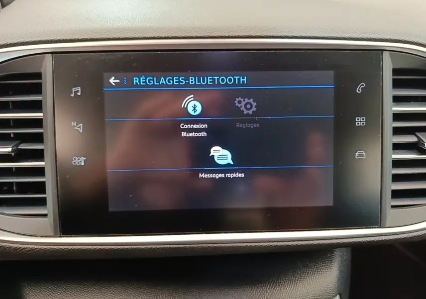 Écran tactile central de la Peugeot 308 2020 affichant les réglages Bluetooth dans l'habitacle noir.