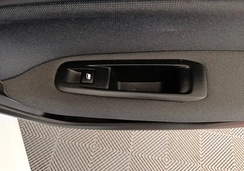 Poignée intérieure de porte arrière droite en tissu noir sur Peugeot 308 BlueHDi 130 EAT8 blanche, vue rapprochée.