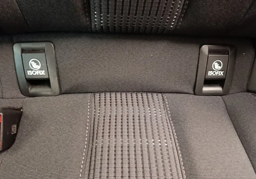 Gros plan sur la banquette arrière noire de la Peugeot 308 avec fixations ISOFIX visibles.