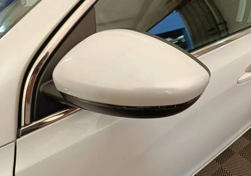 Rétroviseur droit blanc de la Peugeot 308 2020 BlueHDi, avec clignotant intégré, vue rapprochée côté conducteur.