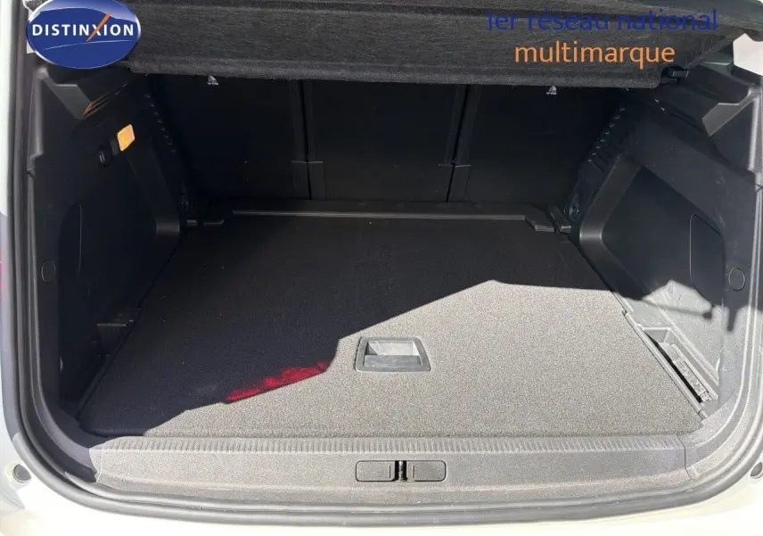 Coffre ouvert vu de l'arrière d'un Citroën C5 Aircross blanc nacré, montrant un espace de chargement propre et spacieux.