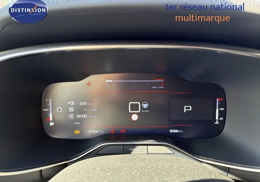 Tableau de bord numérique du Citroën C5 Aircross 2023, affichage des compteurs et informations de conduite.