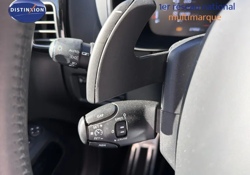 Gros plan sur le commodo de régulateur de vitesse du Citroën C5 Aircross blanc nacré, intérieur côté gauche du volant.