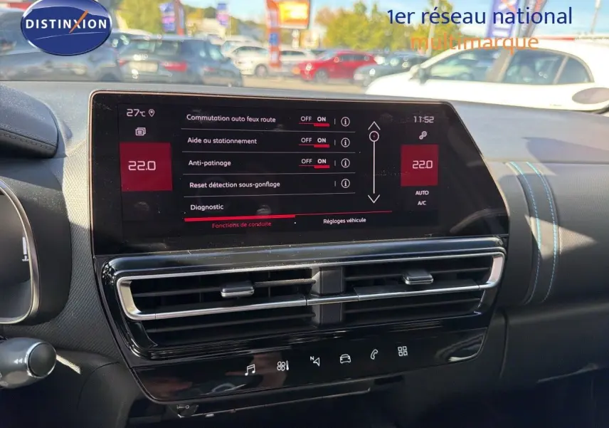 Écran tactile central et tableau de bord du Citroën C5 Aircross 2023, ambiance intérieure moderne et épurée.