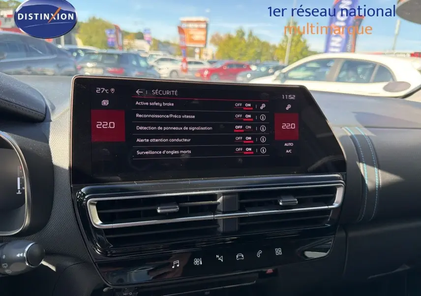 Vue intérieure du tableau de bord du Citroën C5 Aircross 2023, écran tactile affichant les options de sécurité.