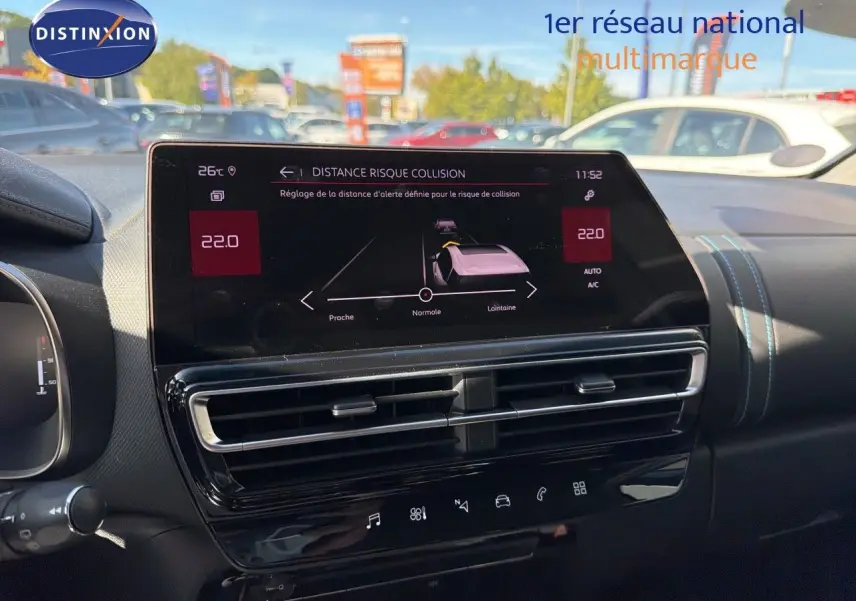 Vue intérieure du tableau de bord du Citroën C5 Aircross 2023 avec écran tactile affichant l'alerte de distance de collision.