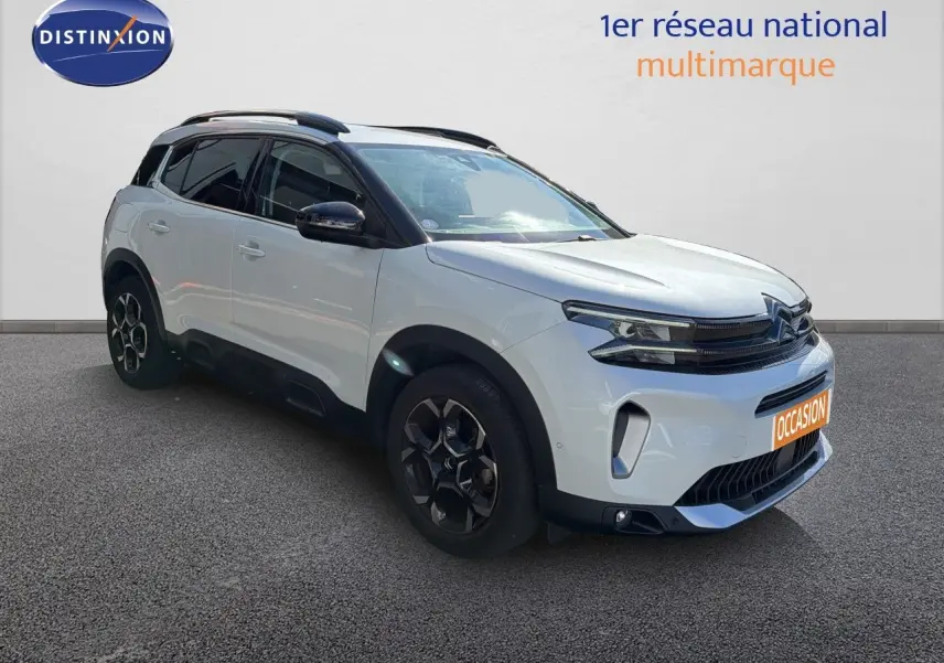 Citroën C5 Aircross blanc nacré métal en 3/4 avant droit, avec toit noir et jantes noires distinctives.