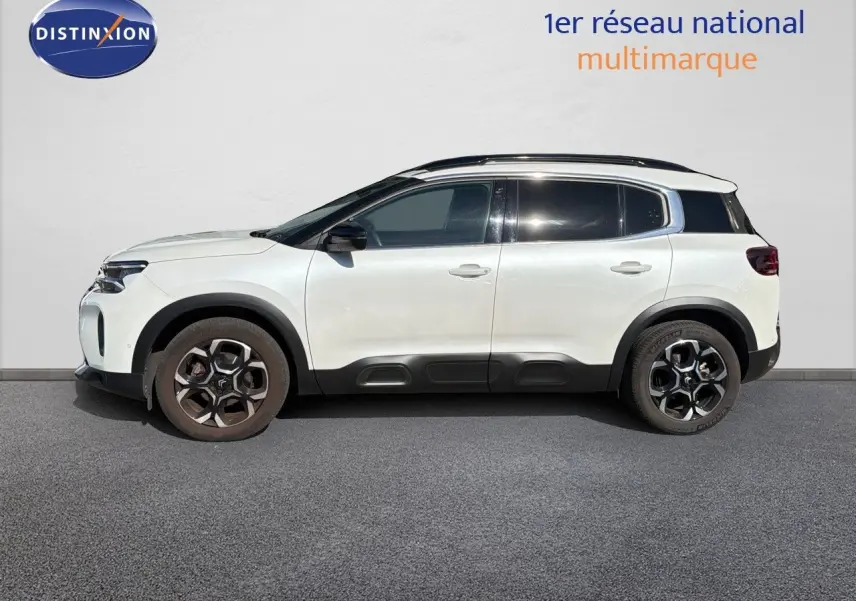 Profil droit d'un Citroën C5 Aircross blanc nacré métal 2023 avec toit noir et jantes alliage bicolores.