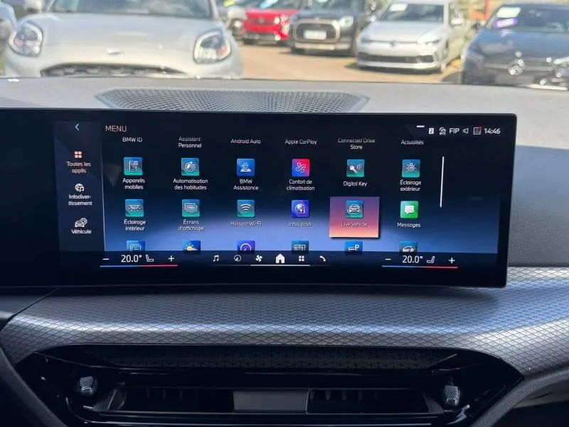 Tableau de bord de BMW Série 3 320dA xDrive 2025 avec écran tactile large affichant le menu des applications, vue frontale intérieure.