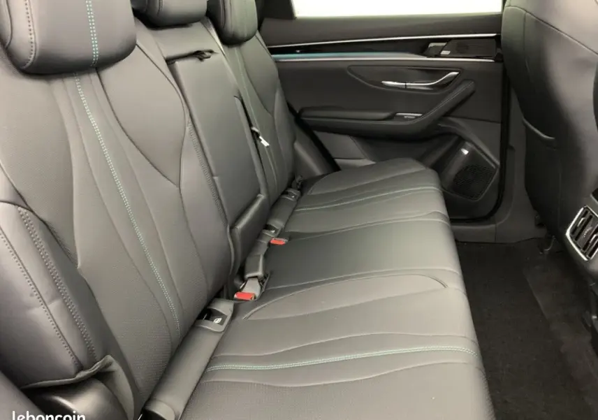 Vue intérieure côté droit des sièges arrière en cuir noir avec surpiqûres vertes du BYD SEAL U 2026.