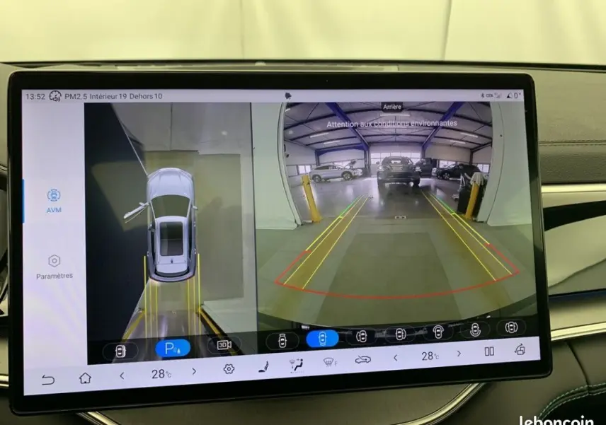 Écran intérieur du BYD SEAL U affichant la caméra de recul et la vue 360°, avec interface moderne et détails de stationnement.
