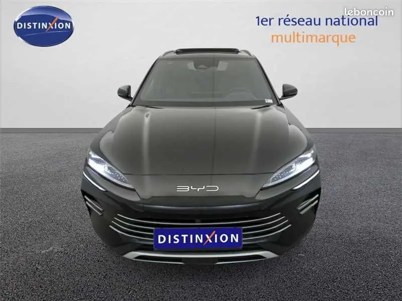 Vue frontale d'un BYD SEAL U hybride rechargeable en noir métallisé avec phares LED allumés et calandre épurée.