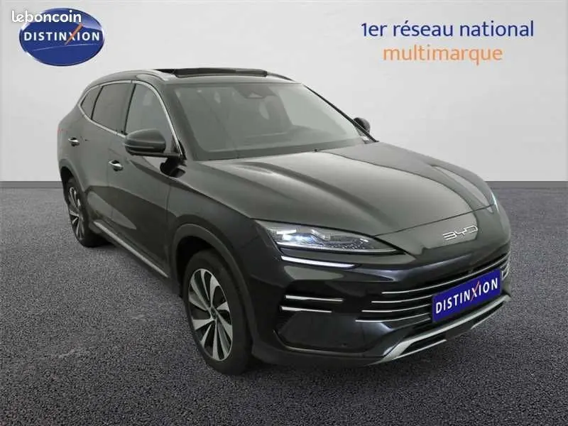 Vue 3/4 avant du SUV BYD SEAL U hybride rechargeable en noir métallisé avec phares LED et calandre épurée.