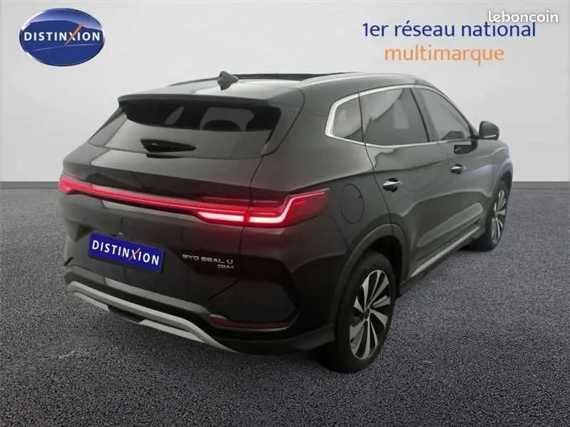 Vue 3/4 arrière droite du SUV BYD SEAL U hybride rechargeable en noir métallisé avec feux arrière LED en bande continue.