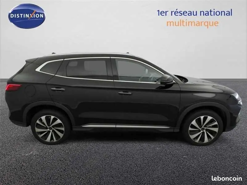 Vue de profil côté gauche du SUV BYD SEAL U hybride rechargeable en noir métallisé avec jantes bicolores et lignes chromées.