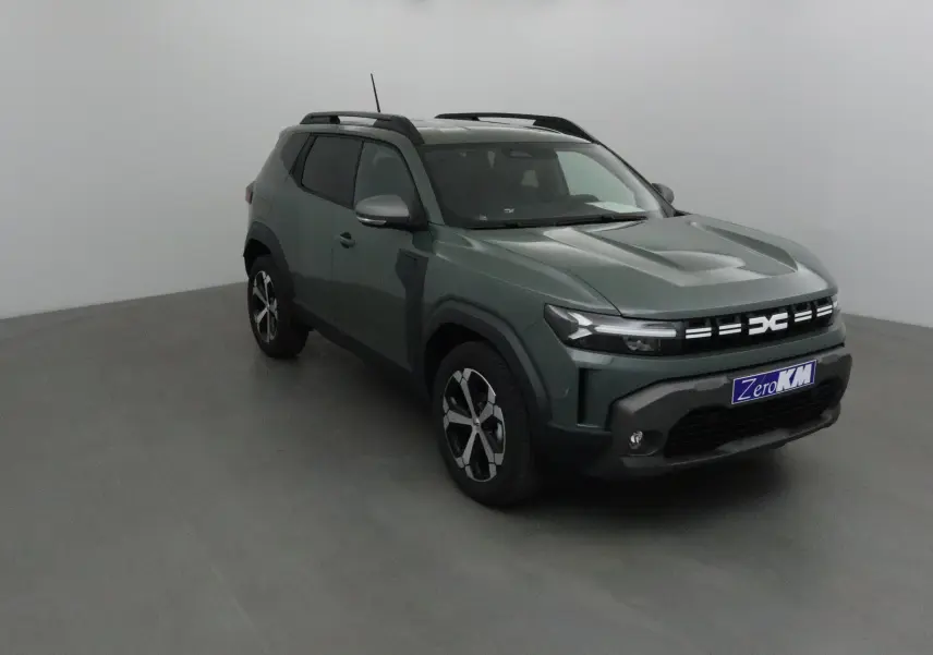 Vue 3/4 avant droit d'un Dacia Duster 2025 kaki lichen avec calandre moderne et jantes alliage noires.