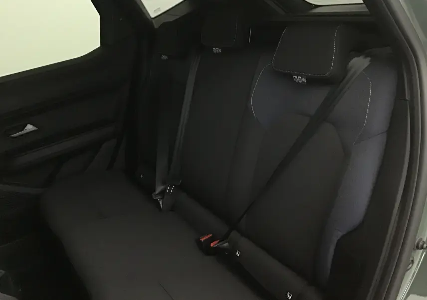 Banquette arrière noire et grise du Dacia Duster 2025 vue côté droit avec ceinture de sécurité attachée.