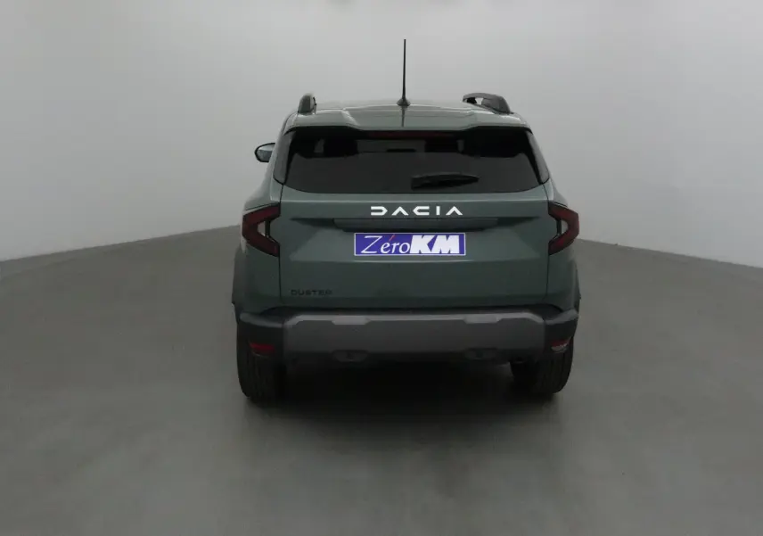 Vue arrière d'un Dacia Duster 2025 kaki lichen avec logo DACIA lumineux et vitres arrière teintées.