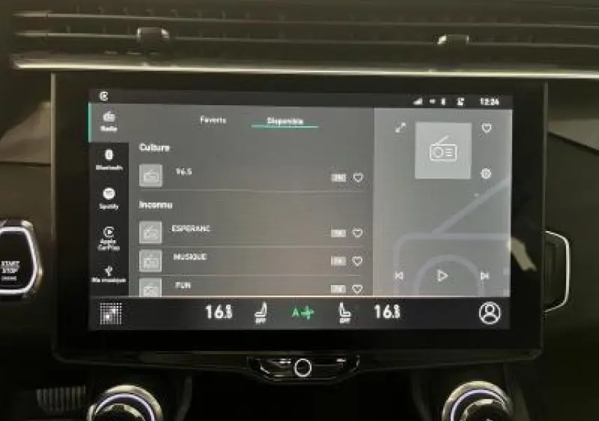 Écran tactile central du tableau de bord du LYNK & CO 01 bleu, affichant les options radio et climatisation.