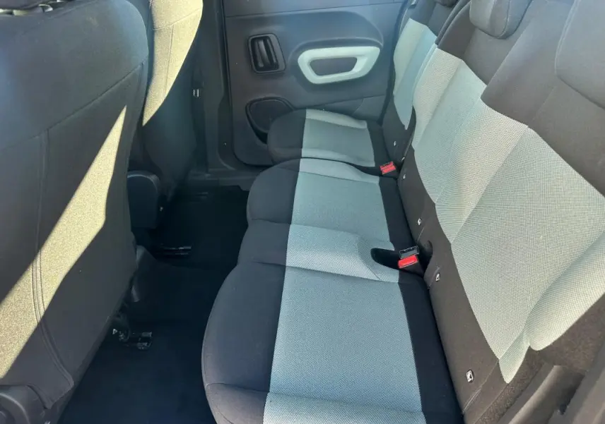 Vue latérale intérieure des sièges arrière bicolores gris clair et noir du Citroën Berlingo Taille M 2020, version Feel.