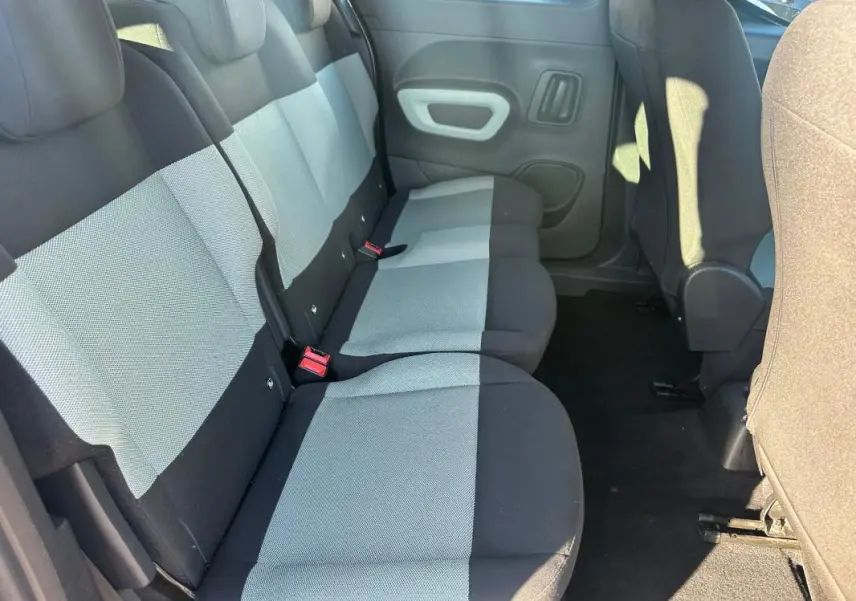 Vue intérieure côté droit des sièges arrière bicolores gris clair et noir du Citroën Berlingo 2020 Taille M BlueHDi Feel.