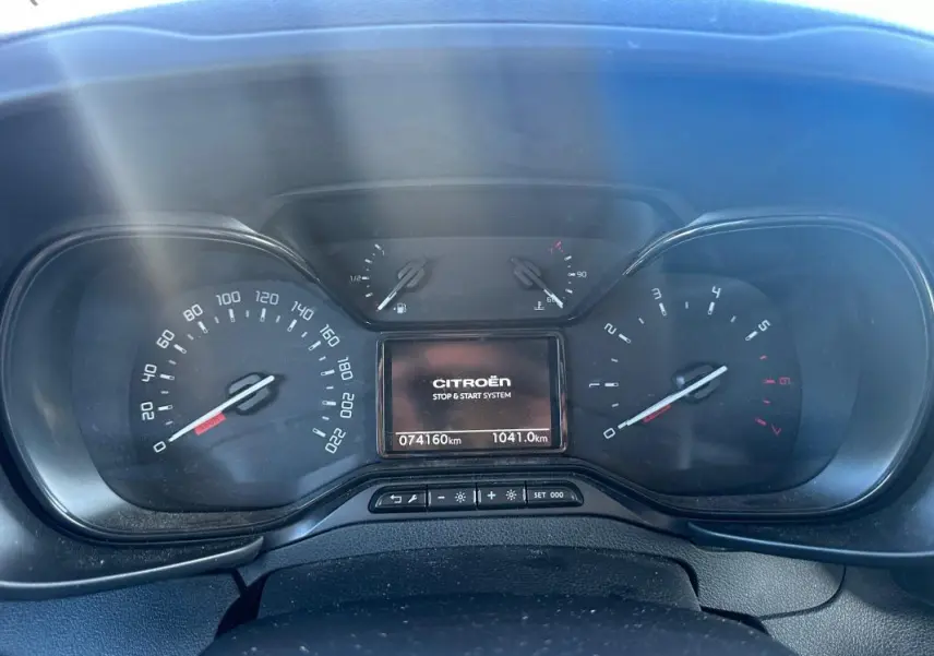 Vue rapprochée du tableau de bord du Citroën Berlingo gris clair 2020, affichant compteurs et écran central digital.