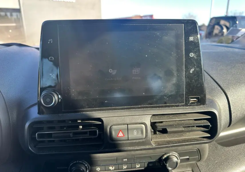 Vue rapprochée de l’écran tactile et des commandes centrales du tableau de bord du Citroën Berlingo gris clair 2020.