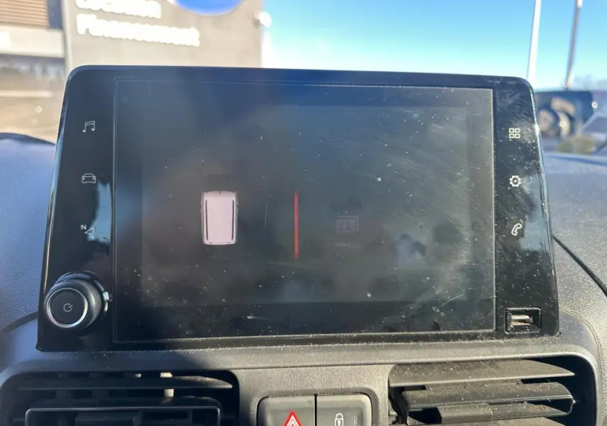 Écran tactile central du tableau de bord du Citroën Berlingo gris clair, vue frontale rapprochée.