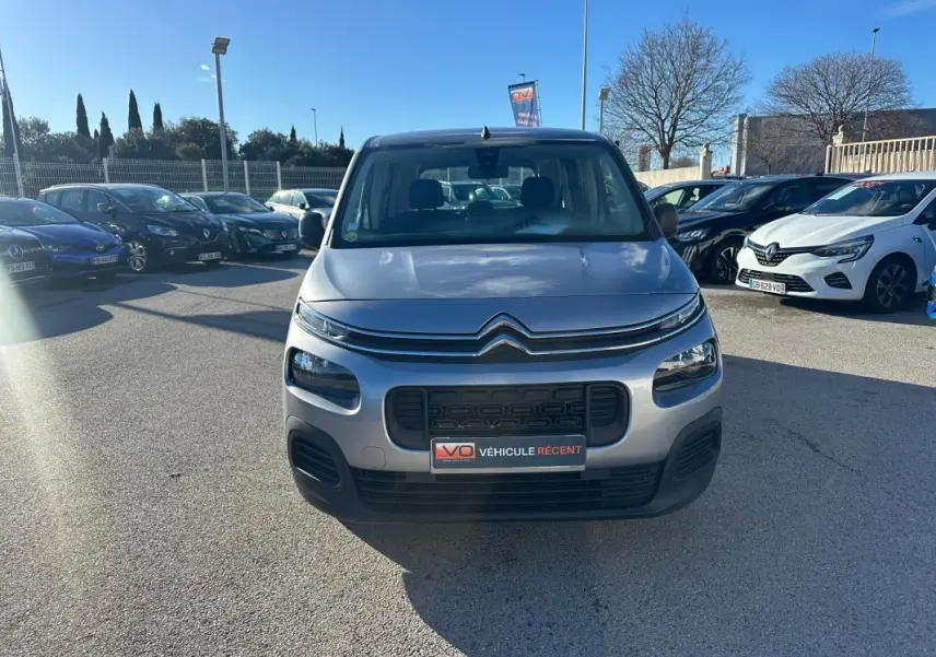 Vue avant d'un Citroën Berlingo gris clair 2020, avec calandre noire et logo double chevron bien visible.