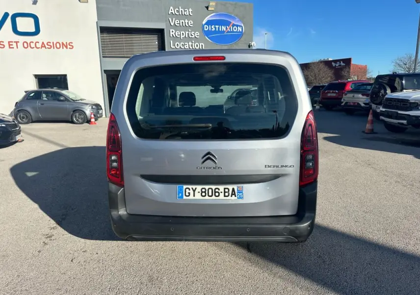 Vue arrière d'un Citroën Berlingo gris clair 2020, avec plaques d'immatriculation françaises visibles et feux arrière rouges.