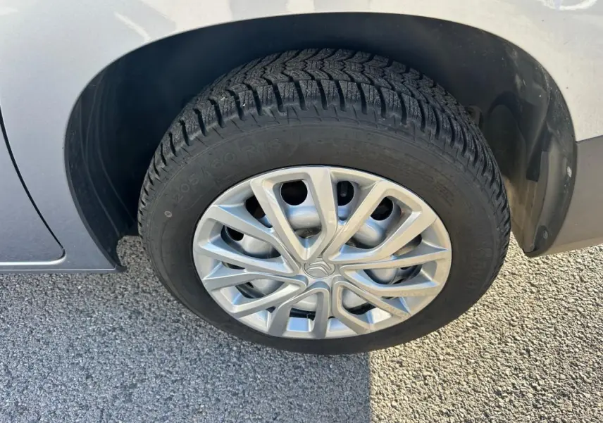 Gros plan sur la roue avant droite gris clair du Citroën Berlingo 2020 avec jante en alliage au design moderne.