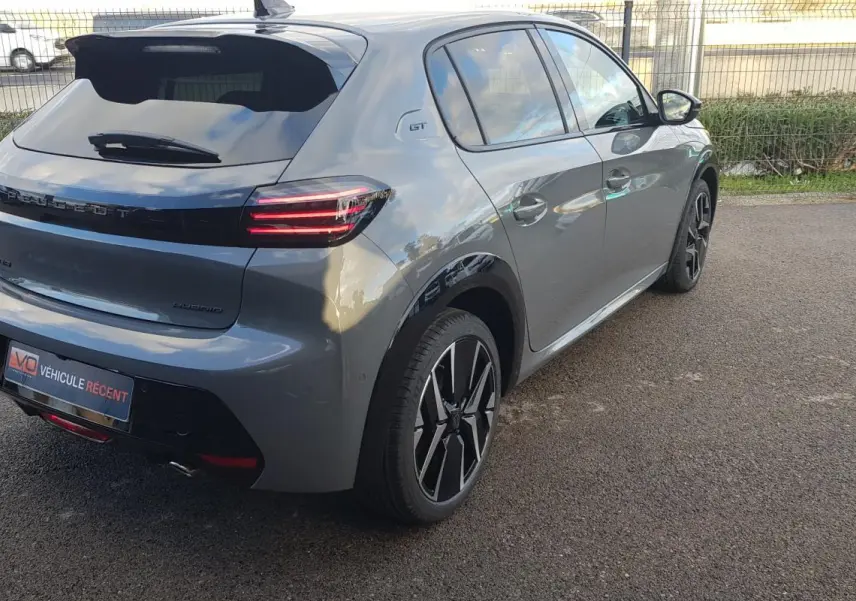 Vue 3/4 arrière droite d’une Peugeot 208 Hybrid 110 GT gris avec jantes alliage 17 pouces et feux LED distinctifs.