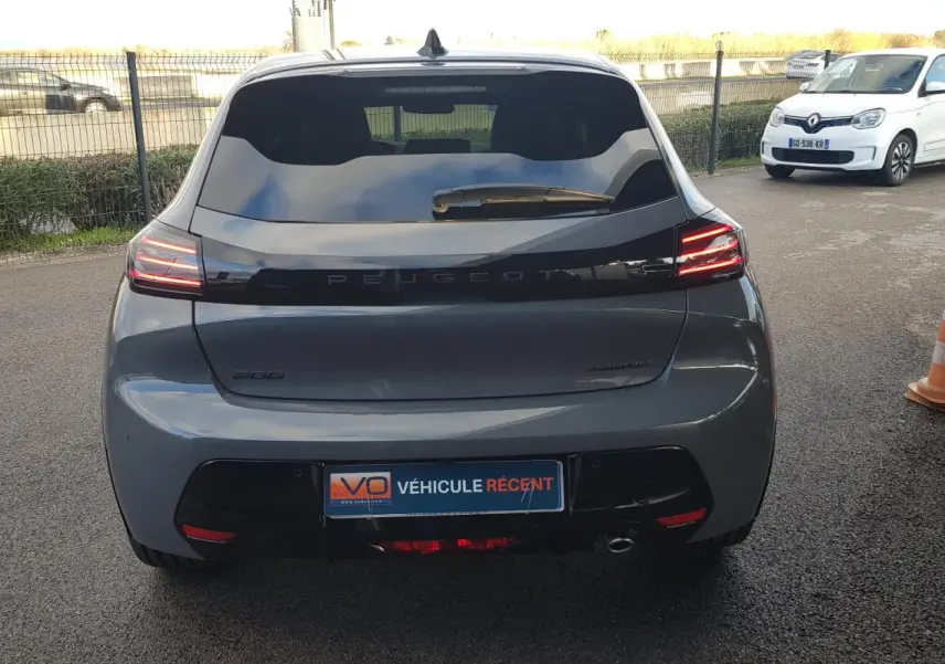Vue arrière d'une Peugeot 208 gris métallisé 2025 avec feux LED et jantes alliage 17 pouces visibles.