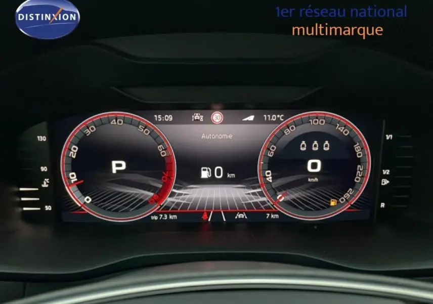 Affichage numérique du tableau de bord du Skoda Karoq 1.5 TSI 150ch DSG7 Sportline, avec compteurs et autonomie à zéro.