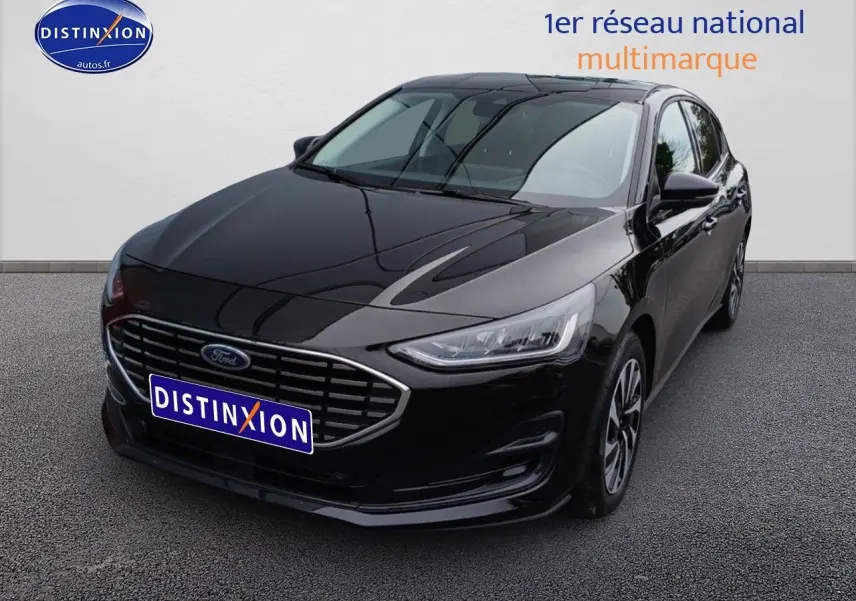 Ford Focus 2024 noir Agate métallisé vue 3/4 avant, calandre chromée et phares LED distinctifs.