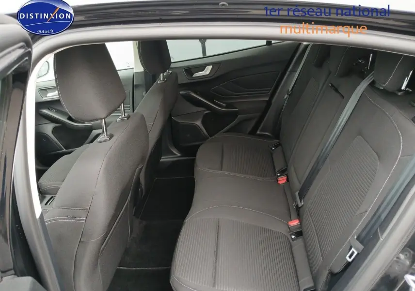 Vue intérieure côté droit des sièges arrière noirs tissu de la Ford Focus 2024 Titanium X Business.