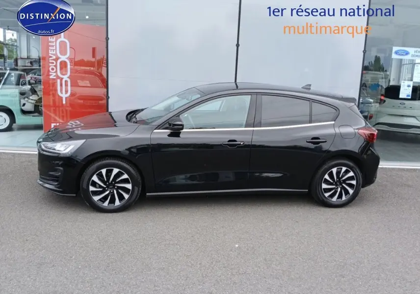 Profil droit d'une Ford Focus 2024 noir Agate métallisé, avec jantes bicolores et vitres arrière surteintées.