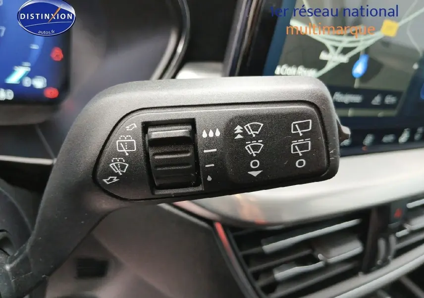 Gros plan sur la commande d’essuie-glace côté gauche dans l’habitacle d’une Ford Focus noir Agate 2024.