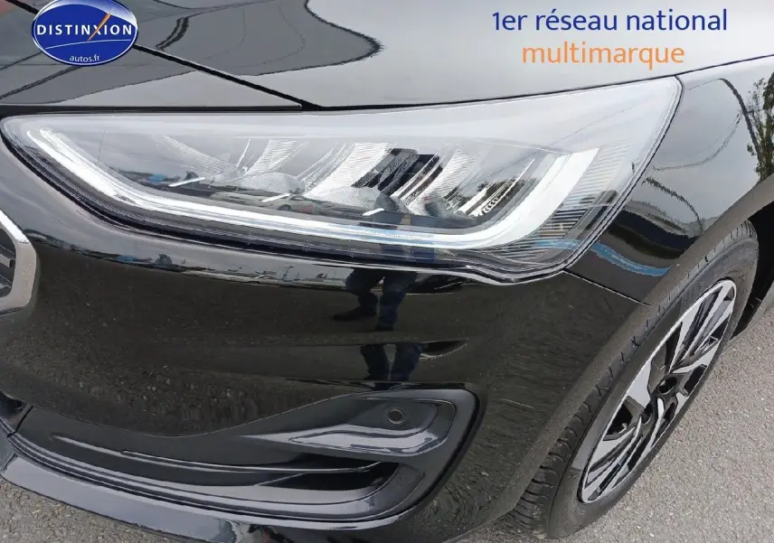 Gros plan sur l'avant droit noir Agate métallisé de la Ford Focus 2024 avec phare LED et jante alliage.
