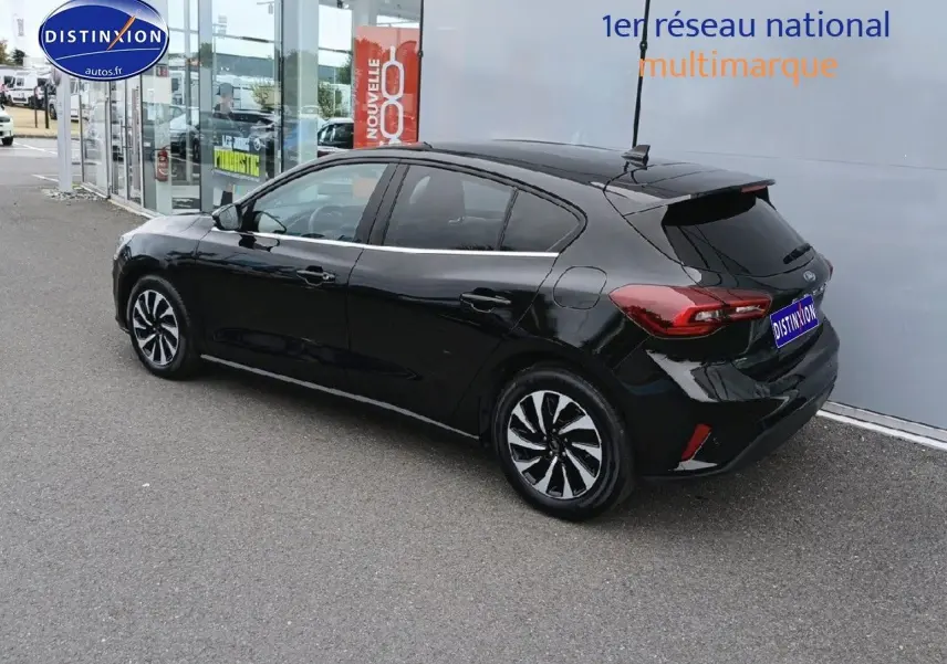 Ford Focus 2024 noir Agate métallisé vue 3/4 arrière côté gauche, avec feux arrière LED et jantes stylisées.