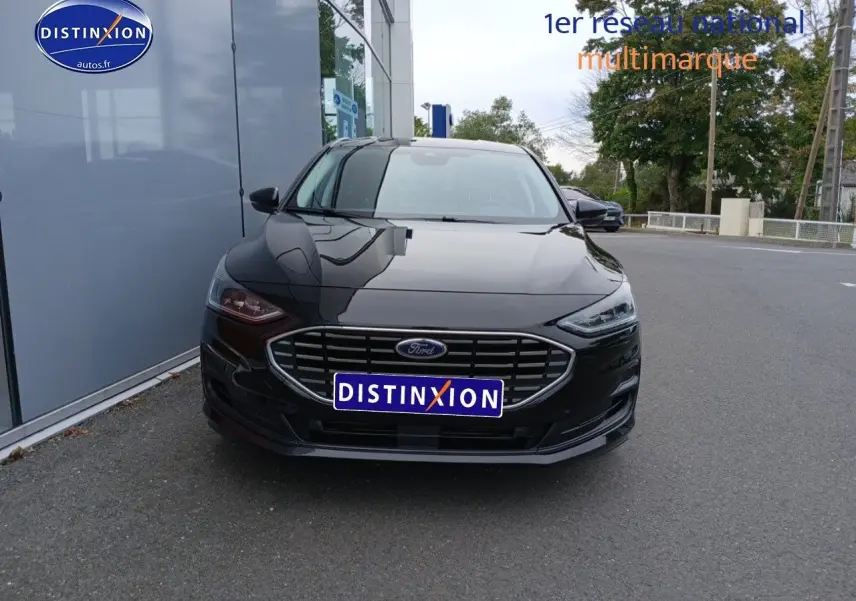 Vue avant d'une Ford Focus 2024 noir Agate métallisé avec calandre chromée et phares LED allumés.